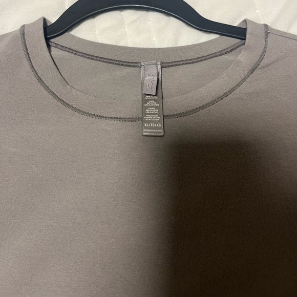 Skims Shirt - Picture 2 of 4